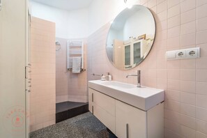 Regadera, secadora de cabello, toallas 