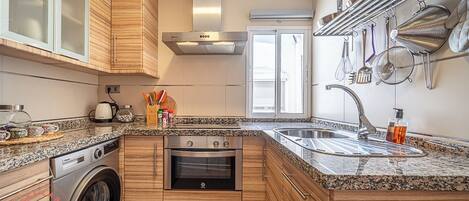 Fridge, oven, dishwasher, coffee/tea maker