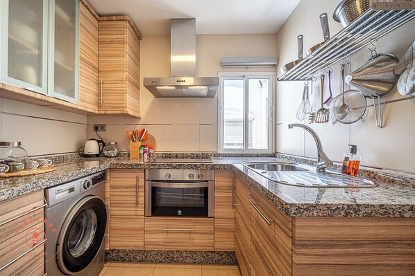 Refrigerador, horno, lavavajillas, cafetera/tetera