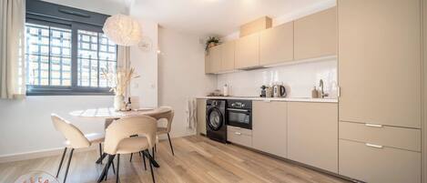 Fridge, oven, stovetop, dishwasher