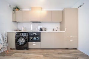 Fridge, oven, stovetop, dishwasher