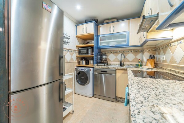 Kühlschrank, Mikrowelle, Ofen, Geschirrspüler