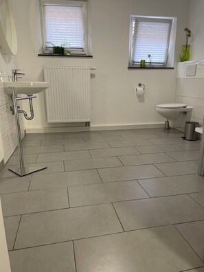 Basic Apartment | Bathroom