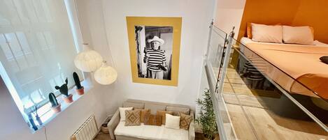 Planxa i posts de planxar, wifi gratuïta i roba de llit