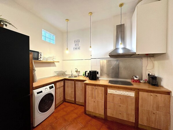 Frigorífico, microondas, placa de cocina y cafetera o tetera