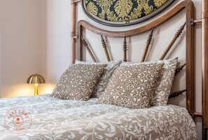 Tabla de planchar con plancha, wifi gratis, ropa de cama