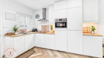 Een koelkast, een oven, een vaatwasser, een koffiezetapparaat/waterkoker