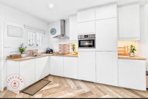 Een koelkast, een oven, een vaatwasser, een koffiezetapparaat/waterkoker