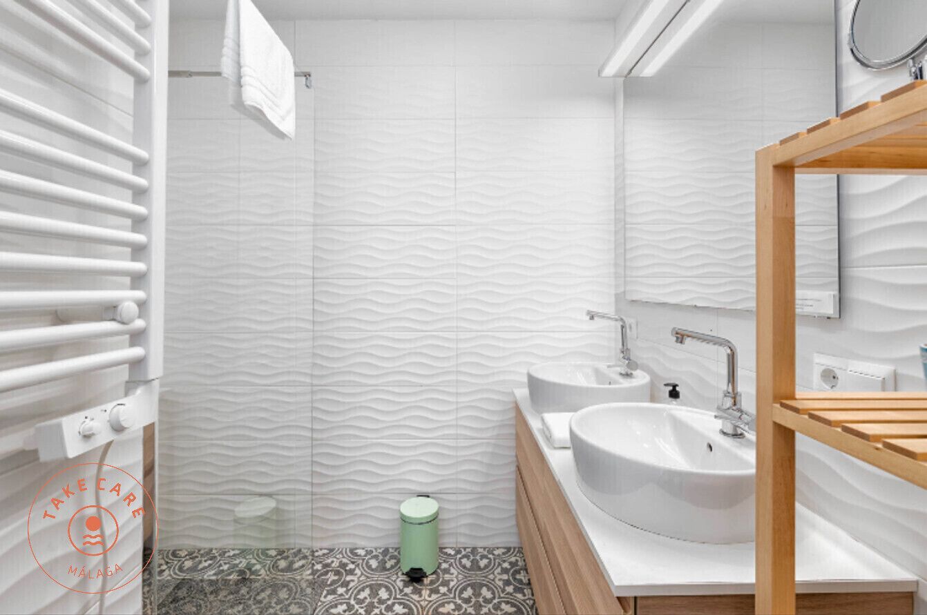 Een douche, een haardroger, handdoeken