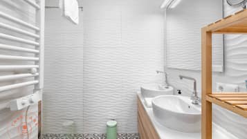 Een douche, een haardroger, handdoeken