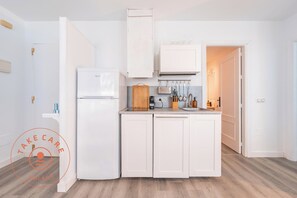 Fridge, stovetop, coffee/tea maker, highchair