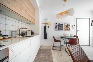 Fridge, oven, stovetop, coffee/tea maker