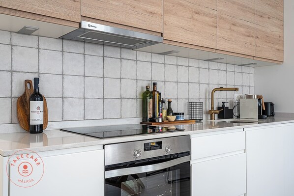 Fridge, oven, stovetop, coffee/tea maker