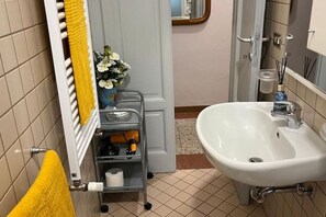 Shower, hair dryer, towels, soap - Apartment Suite Angela (Milano)