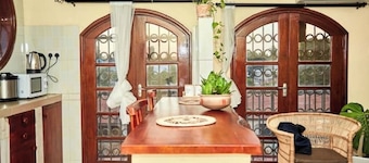 Minzi Homes: Sunset View Spot-two bedroom aptmt