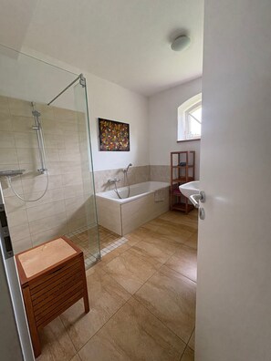 Bruser, hårtørrer, håndklæder