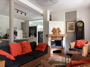 Fernseher, Kamin, Tischtennisplatte