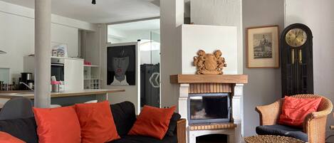 テレビ、暖炉、卓球台