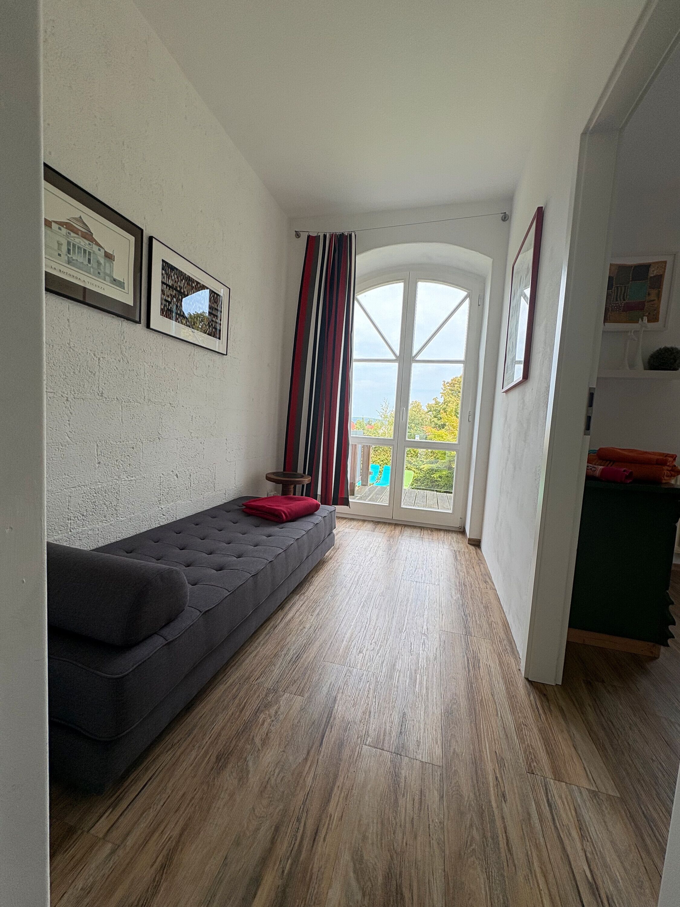 Télévision, cheminée, table de tennis de table