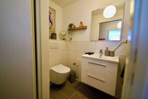 Douche, sèche-cheveux, serviettes fournies, savon