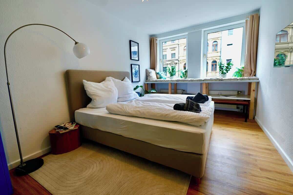 2 bedrooms, internet, bed sheets