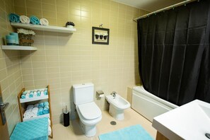 Shower, hair dryer, towels - Apartment 'Lugar De Belém' with Sea View, Wi-Fi and Air Conditioning (Ponta Delgada)