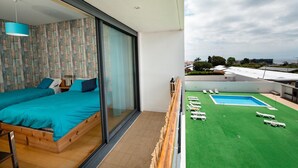 Une chambre avec un grand lit et un balcon donnant sur une piscine, ainsi que des chaises longues.