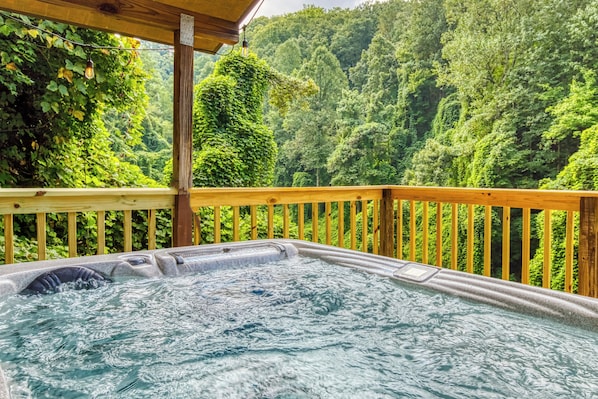 Outdoor spa tub