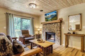 Smart TV, fireplace, video games - Velden Top, Hot Tub, Arcade Game, Free Attraction Tickets, WIFI (Pigeon Forge)