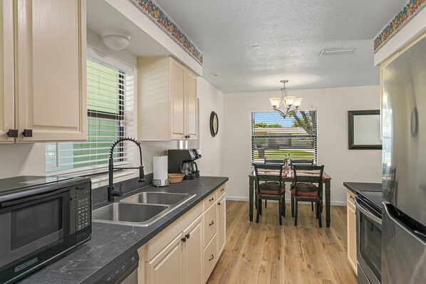 Fridge, microwave, oven, stovetop - Clean & Cozy! USSSA, Iceplex, Viera, Cocoa Beach, Cruises and Beaches nearby! (Rockledge)