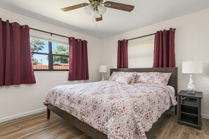 4 bedrooms, iron/ironing board, WiFi, bed sheets - Clean & Cozy! USSSA, Iceplex, Viera, Cocoa Beach, Cruises and Beaches nearby! (Rockledge)