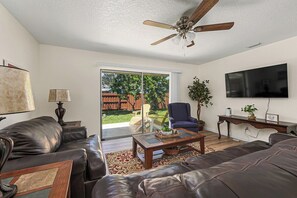 TV - Clean & Cozy! USSSA, Iceplex, Viera, Cocoa Beach, Cruises and Beaches nearby! (Rockledge)