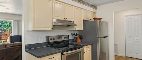 Kühlschrank, Mikrowelle, Ofen, Herdplatte