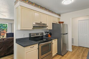 Fridge, microwave, oven, stovetop - Clean & Cozy! USSSA, Iceplex, Viera, Cocoa Beach, Cruises and Beaches nearby! (Rockledge)