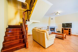 Télévision, cheminée