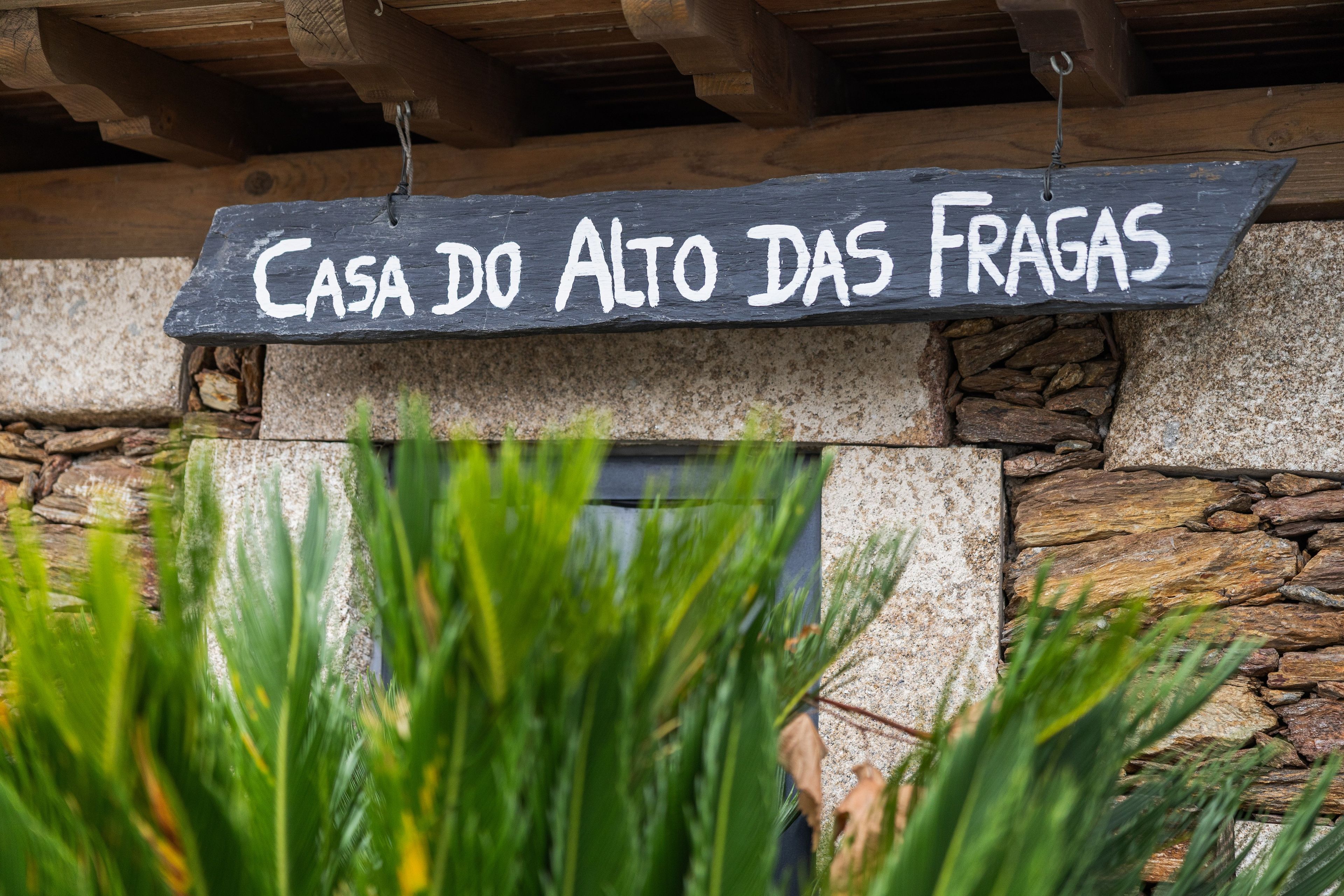 Ein Schild mit dem Schriftzug 'Casa do Alto das Fragas', das den Namen einer Unterkunft angibt.