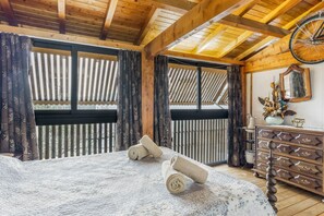 A room with a bed, a dresser, and a mirror. - Apartment 'Casa Alto Das Fragas' with Mountain View, Wi-Fi and Air Conditioning (Canedo de Basto)