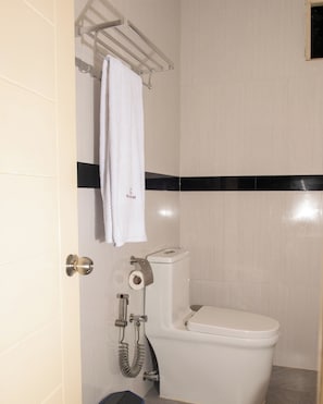 Basic Double Room, Garden View | Bathroom