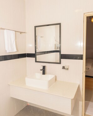 Basic Double Room, Garden View | Bathroom