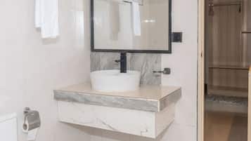 Habitación básica doble, vista al jardín | Baño | Regadera, amenidades de baño gratuitas, secadora de cabello, toallas