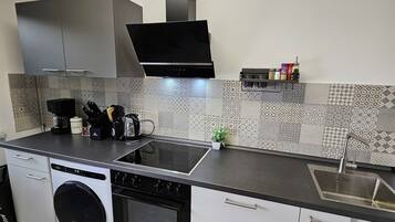 Kühlschrank, Mikrowelle, Ofen, Herdplatte