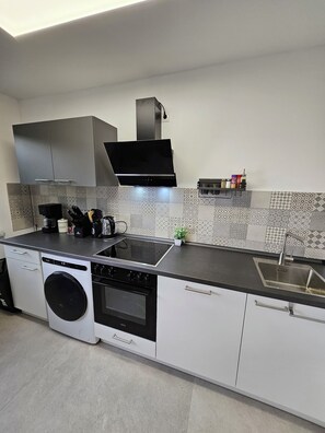 Kühlschrank, Mikrowelle, Ofen, Herdplatte