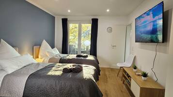 2 Schlafzimmer, Zimmersafe, Schreibtisch, Bügeleisen/Bügelbrett