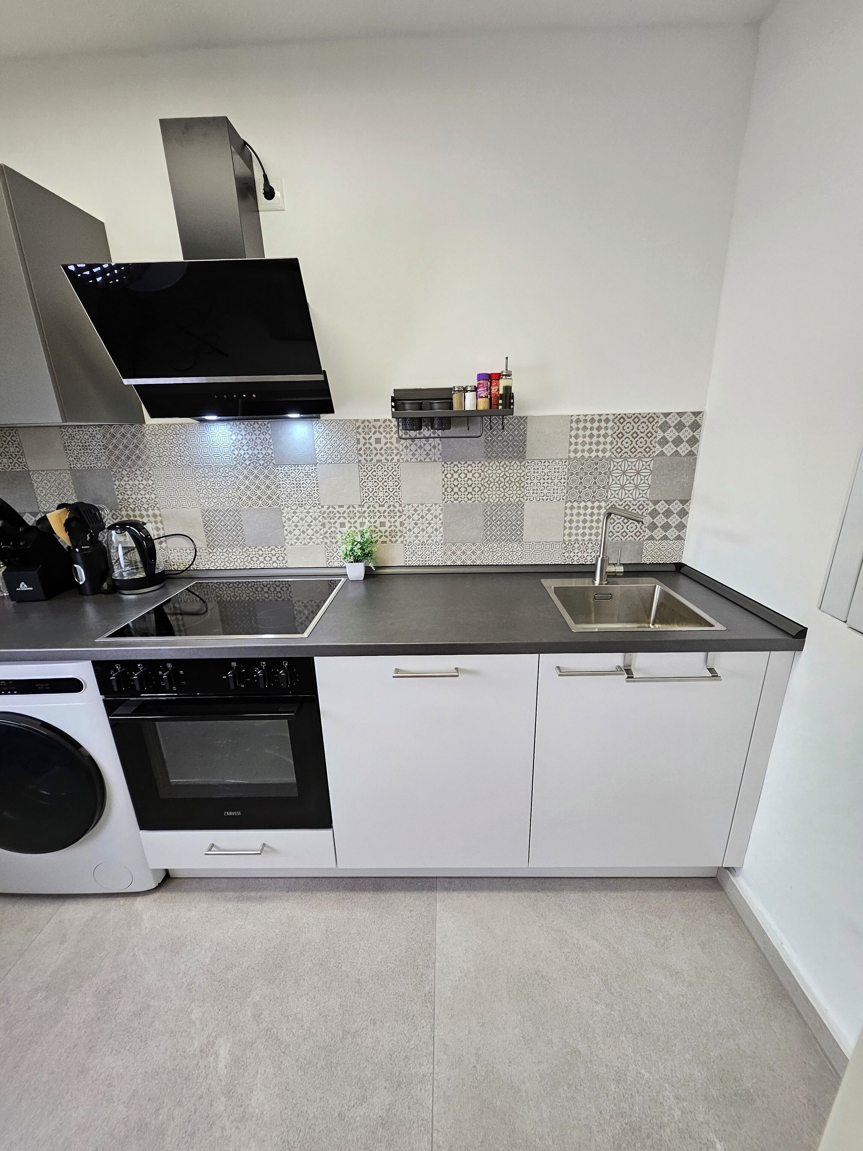 Kühlschrank, Mikrowelle, Ofen, Herdplatte