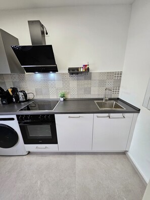 Kjøleskap, mikrobølgeovn, ovn og kokeplater