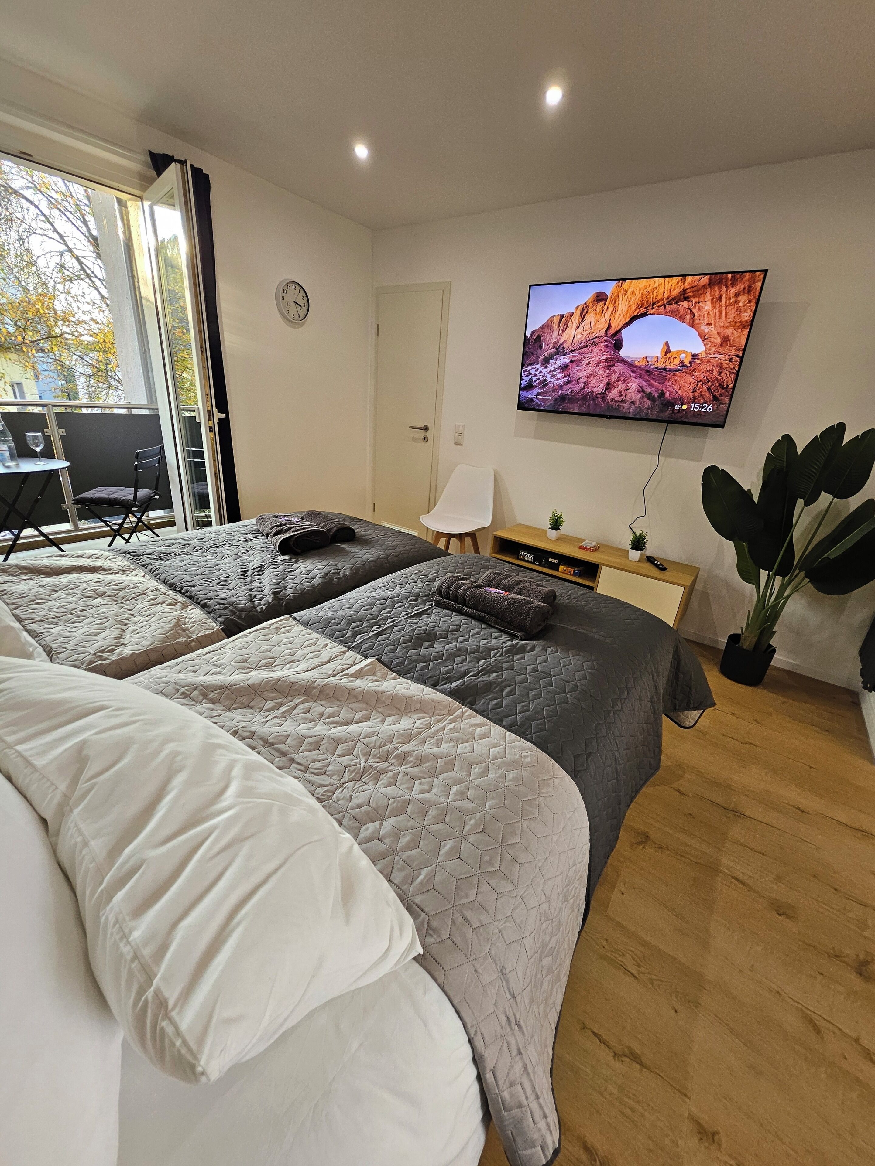 2 bedrooms, in-room safe, desk, iron/ironing board