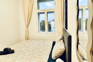4 bedrooms, desk