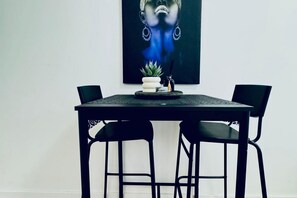 Dining - Elegant 4BR Apt, Prime Location Near Westbahnhof (Wien)