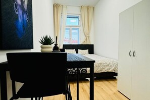 4 bedrooms, desk - Elegant 4BR Apt, Prime Location Near Westbahnhof (Wien)