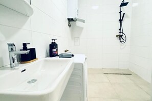 Shower, hair dryer, soap, shampoo - Elegant 4BR Apt, Prime Location Near Westbahnhof (Wien)